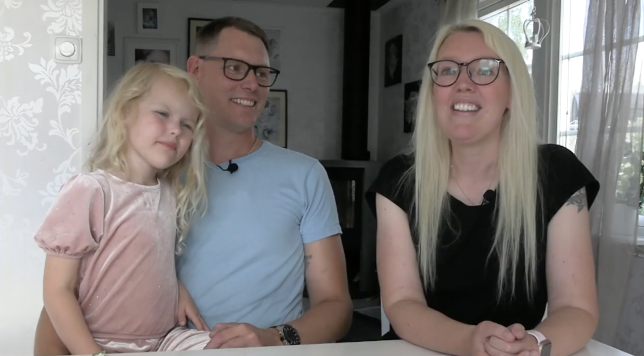 Familj med föräldrar och dotter som berättar om sina erfarenheter efter ett taklyft.